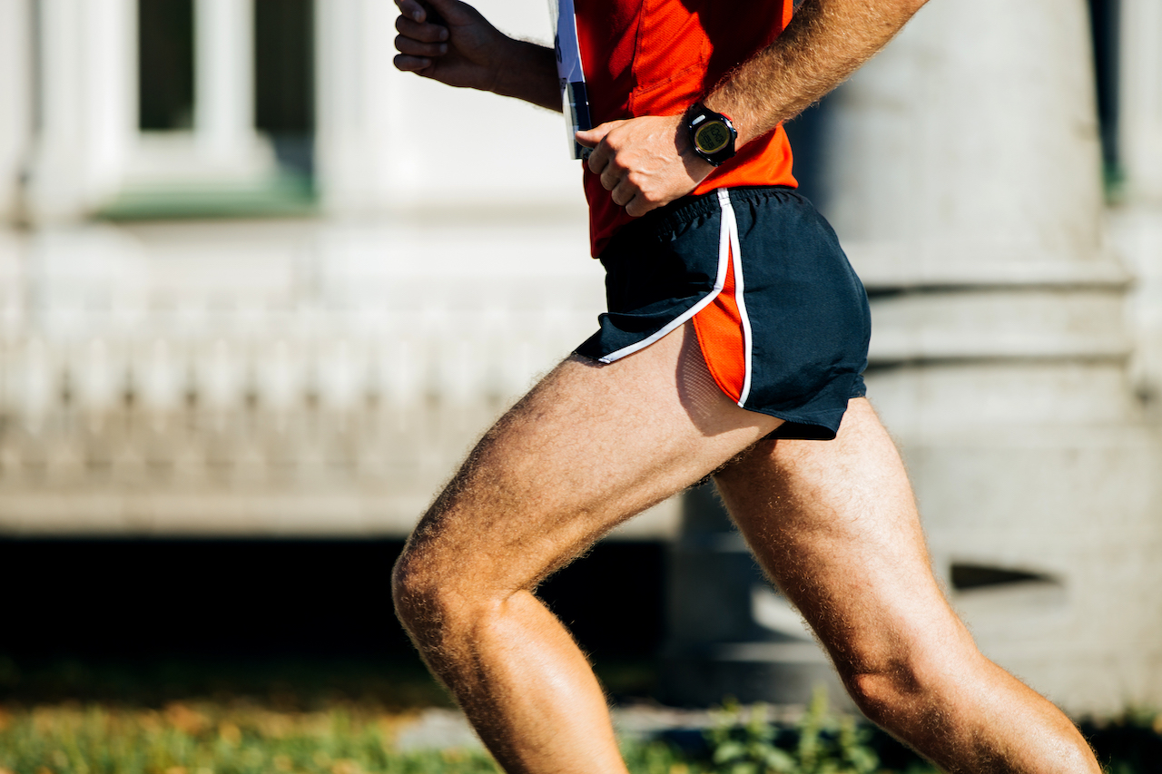 uomo corre maratona