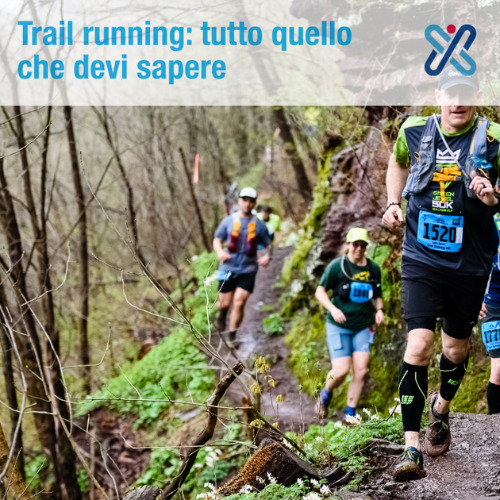 Uomo corre trail running