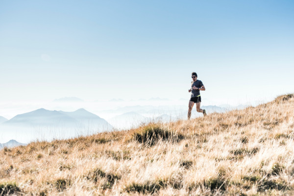 Uomo corre trail running